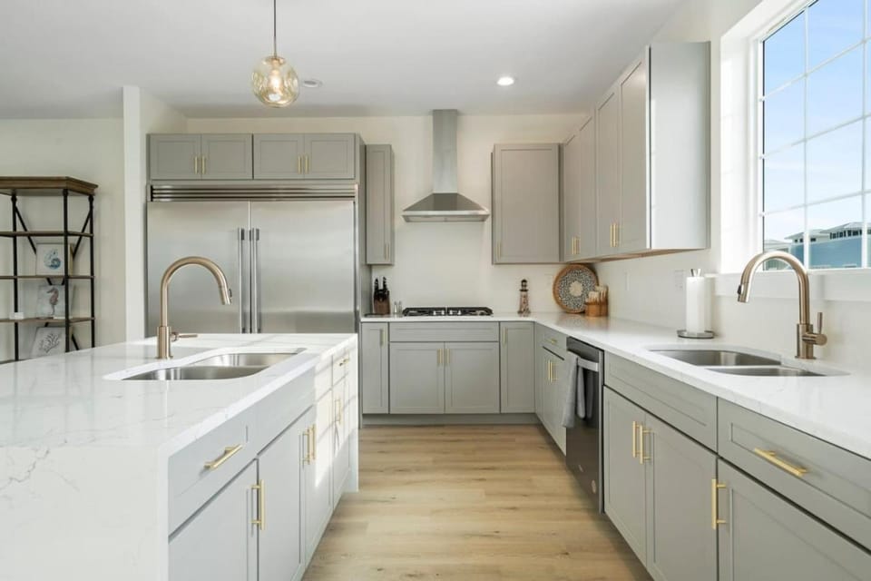 Kitchen or kitchenette, dishwasher, stove