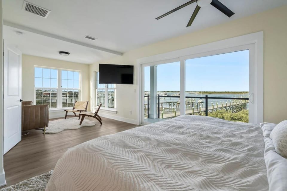 View (from property/room), Seating area, Bedroom