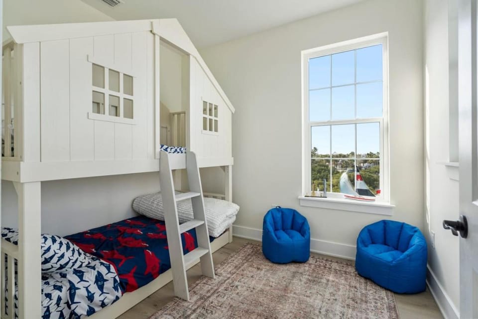 Bedroom, bunk bed