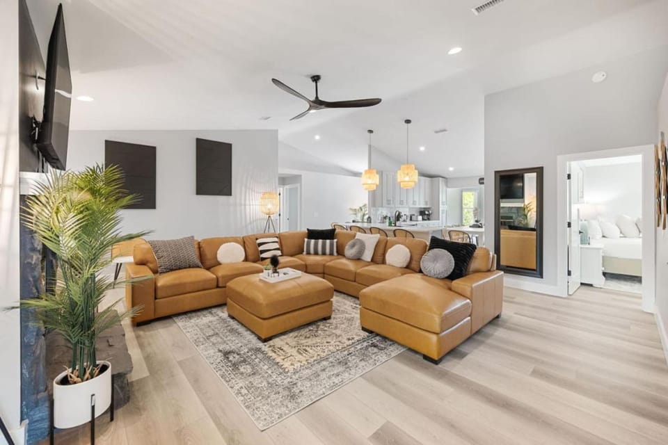 Vilano Rose Sleeps 24 Heated Pool, Beach, EPIC Game Room, Golf, Pets, Hot Tub, Fire Pit, Hammock House in Vilano Beach