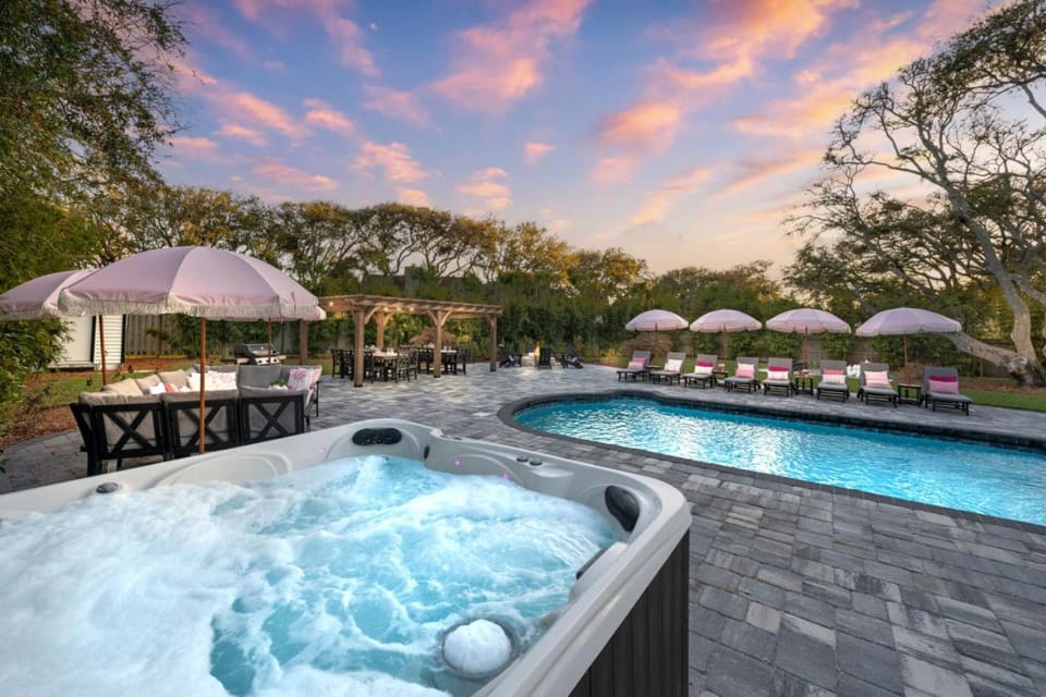 Vilano Rose Sleeps 24 Heated Pool, Beach, EPIC Game Room, Golf, Pets, Hot Tub, Fire Pit, Hammock House in Vilano Beach