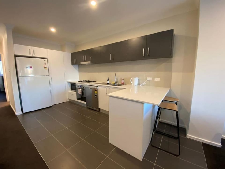 Kitchen or kitchenette, dishwasher, minibar, oven, stove