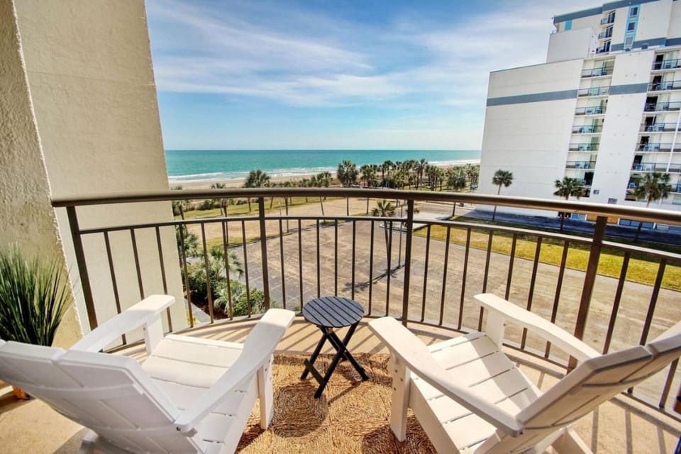 Beachfront Downtown Hot Tub Two Pools King Bed House in Myrtle Beach