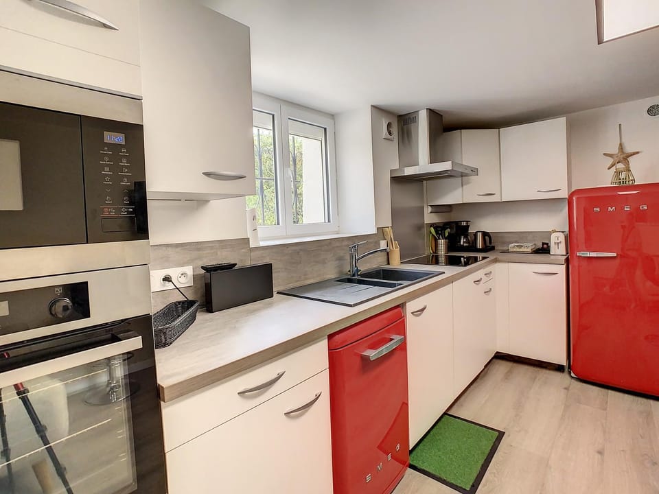 Coffee/tea facilities, Kitchen or kitchenette, dishwasher, microwave, oven, stove, toaster