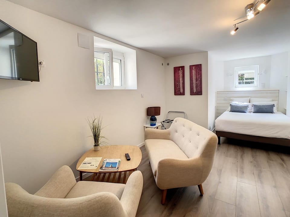 Property building, Bed, Living room, Photo of the whole room, Seating area, Bedroom