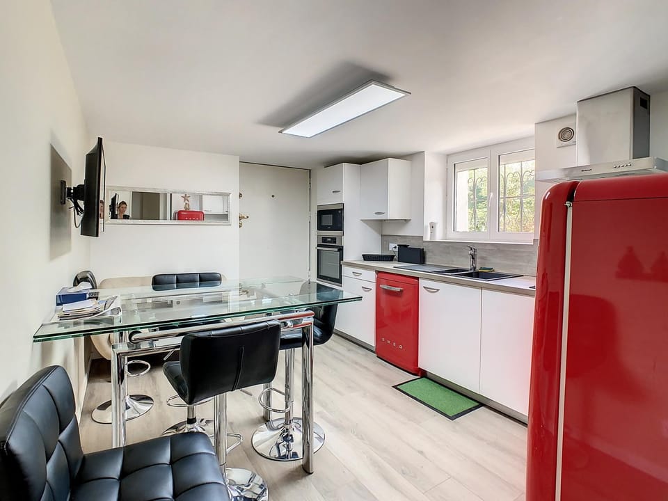 Kitchen or kitchenette, Dining area, dishwasher, oven, stove