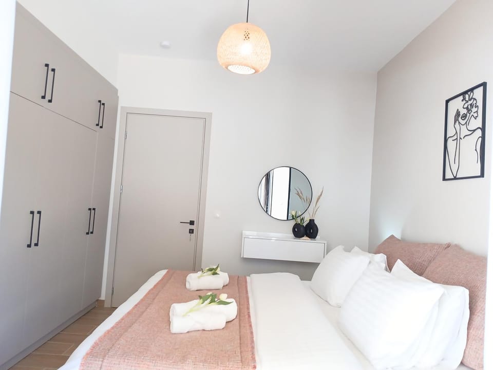 Bed, Photo of the whole room, towels, wardrobe