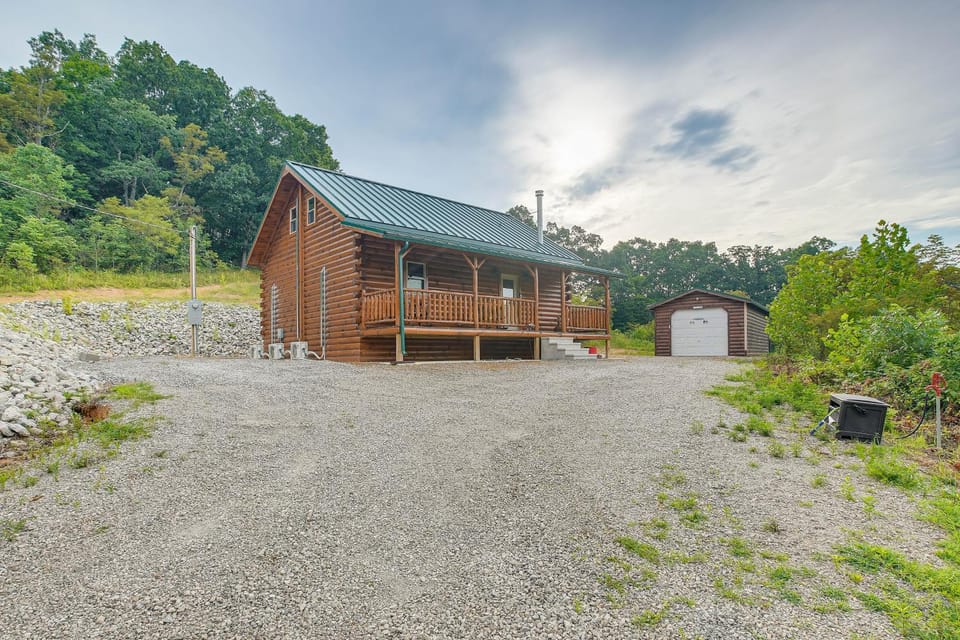 Hike & Fish! Cabin Near Hocking Hills State Park Cabin in Ohio