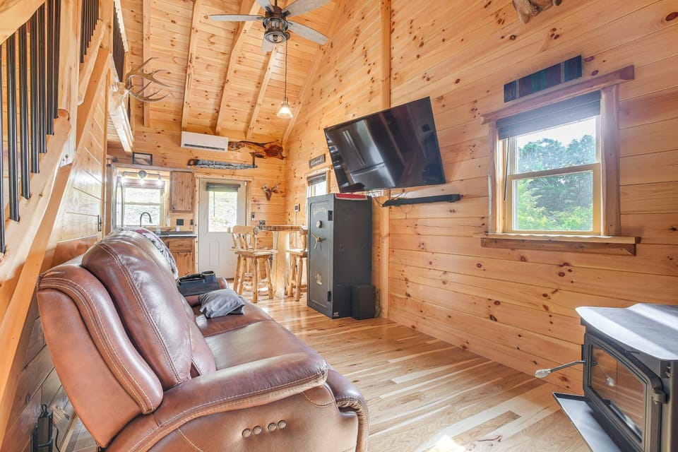 Hike & Fish! Cabin Near Hocking Hills State Park Cabin in Ohio