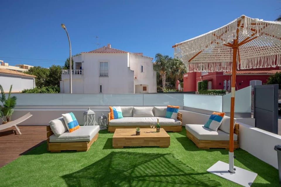 Property building, Patio, Day, Garden, View (from property/room), Balcony/Terrace, Living room, Garden view, sunbed