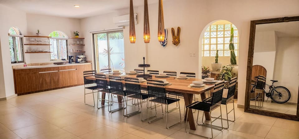 Kitchen or kitchenette, Dining area