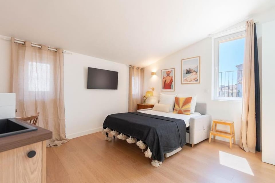 Bed, TV and multimedia, Photo of the whole room