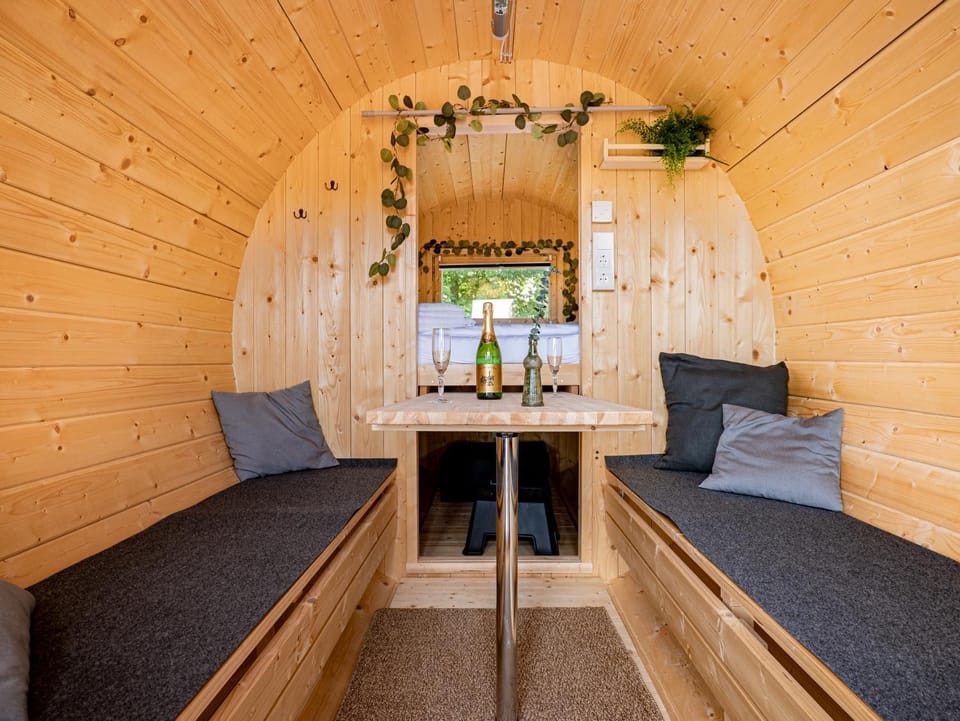 Seating area, Dining area