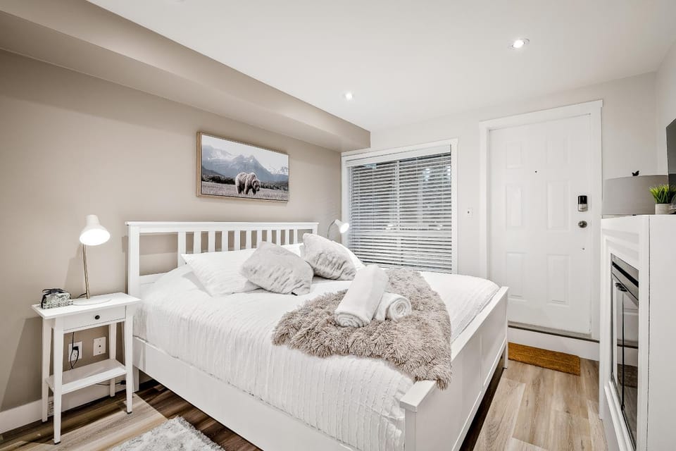 Whistler Village, Private Hot Tub, Free Parking Apartment in Whistler