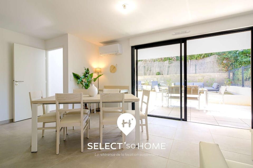 Patio, Living room, Seating area, Dining area