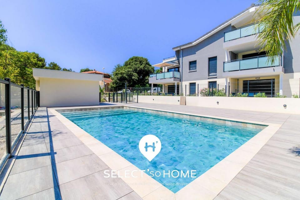Property building, Day, Pool view, Swimming pool