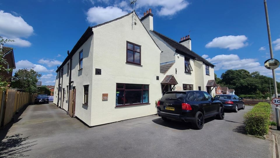 Property building, Day, Neighbourhood, Street view, Parking