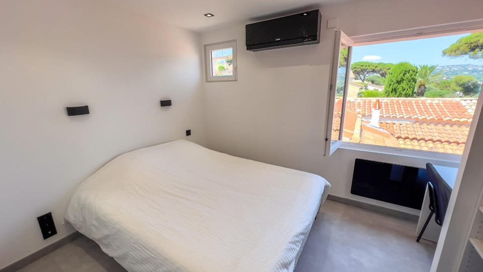 Bed, TV and multimedia, Photo of the whole room, Evening entertainment, Bedroom, air conditioner