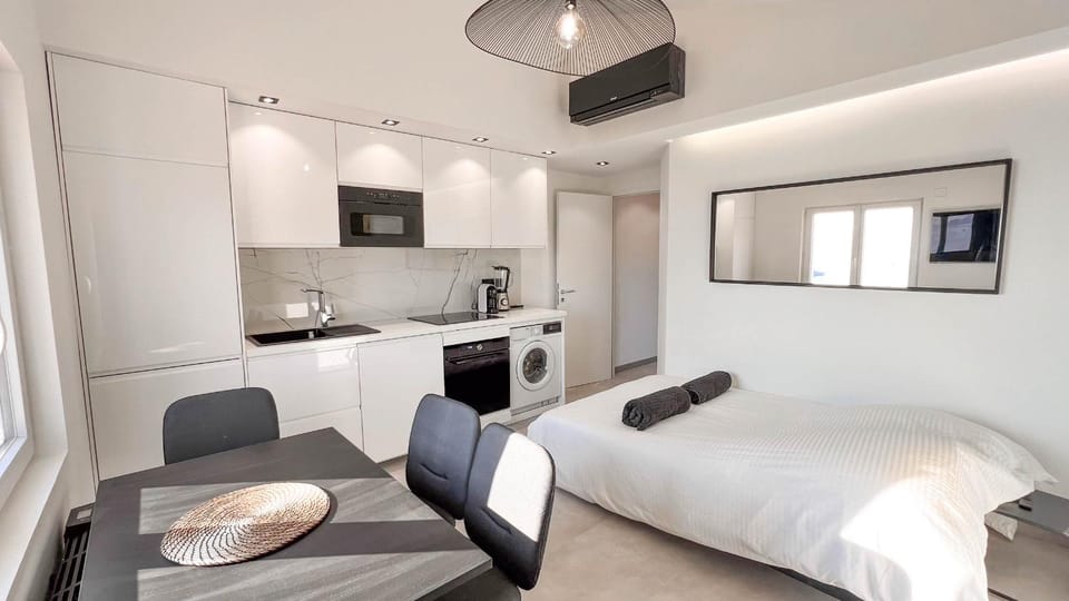 Bed, TV and multimedia, Kitchen or kitchenette, Living room, Photo of the whole room, Seating area, Bedroom, oven, washing machine, dryer