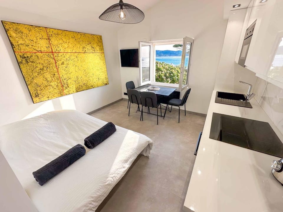 Bed, TV and multimedia, Living room, Photo of the whole room, Dining area, Bedroom
