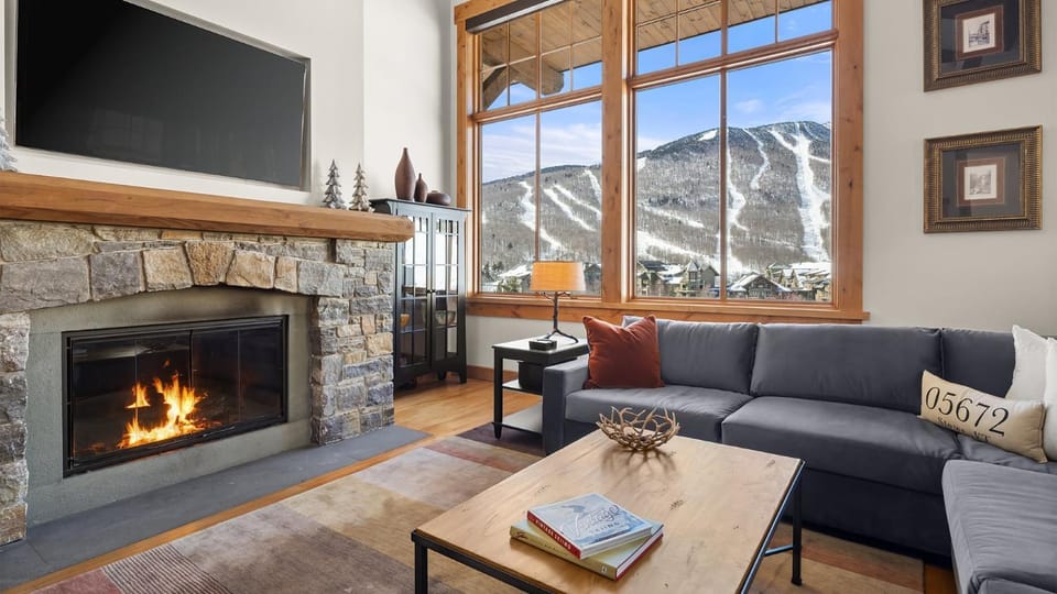STOWE GLOBE 4 BEDROOM LUXURY CABIN SKI IN SKI OUT By Stowe Mountain Rentals Cabin in Stowe