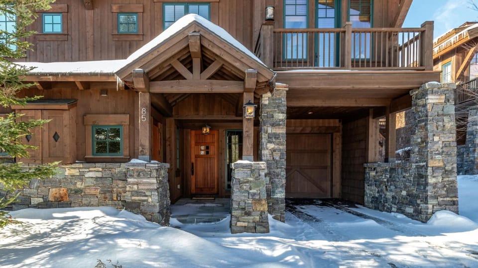 STOWE GLOBE 4 BEDROOM LUXURY CABIN SKI IN SKI OUT By Stowe Mountain Rentals Cabin in Stowe