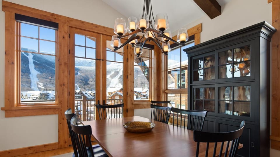 STOWE GLOBE 4 BEDROOM LUXURY CABIN SKI IN SKI OUT By Stowe Mountain Rentals Cabin in Stowe