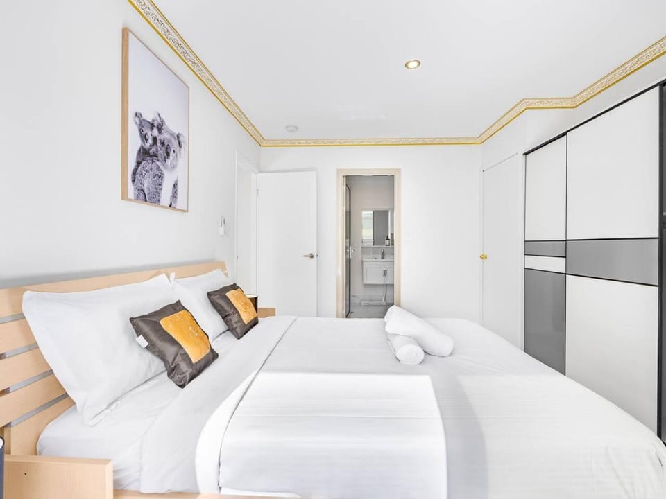 Walkable Convenience Dual Studio Cannon Hill House in Brisbane