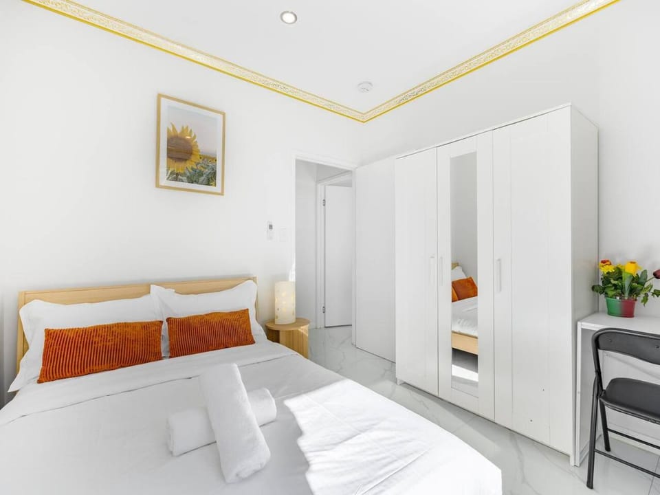Walkable Convenience Dual Studio Cannon Hill House in Brisbane