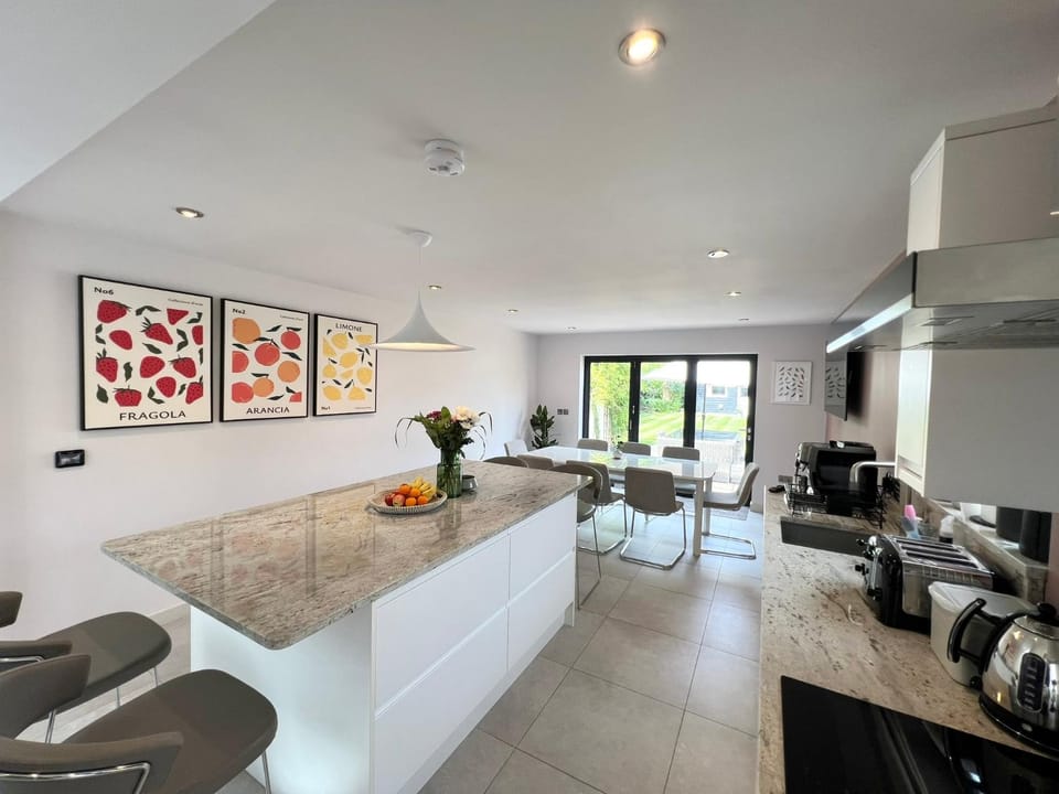 Seating area, Dining area, stove, kitchen