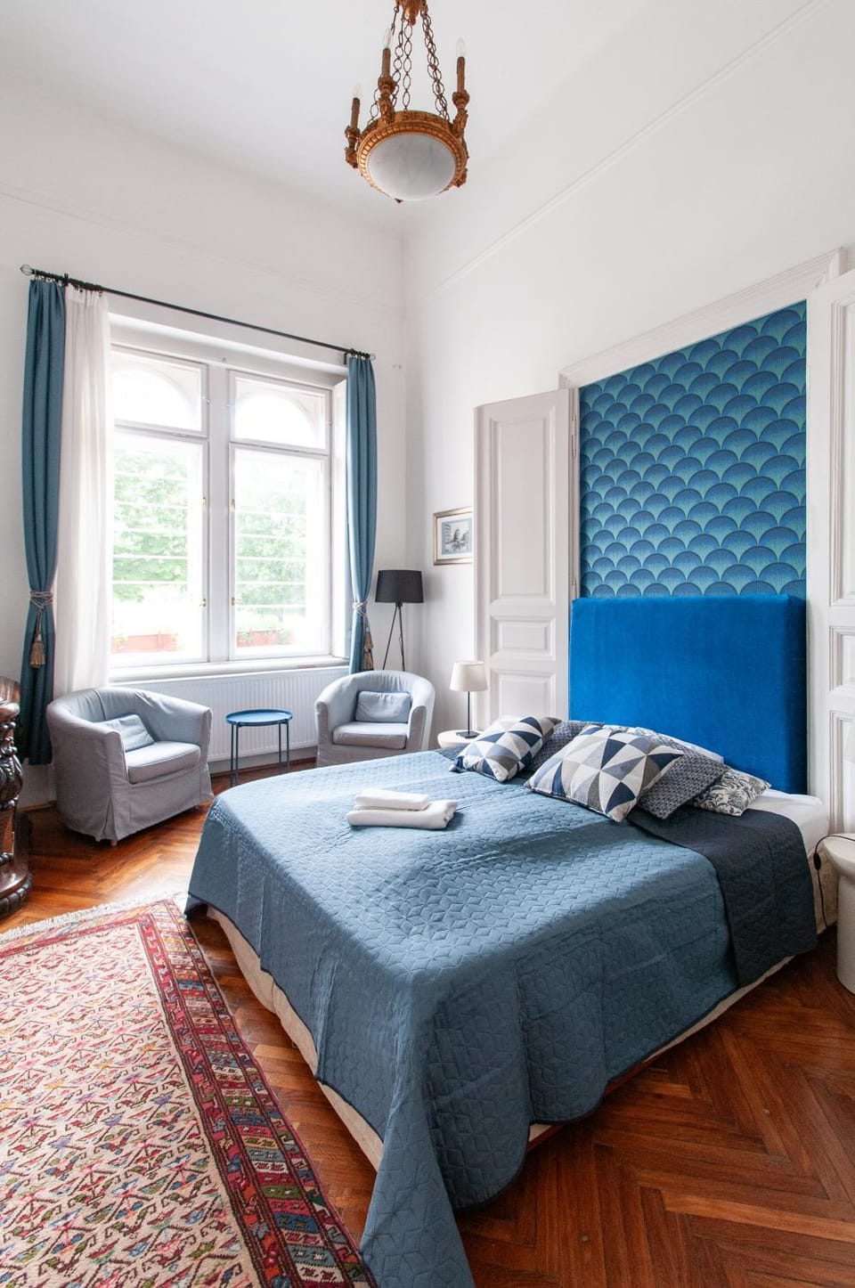 Communal lounge/ TV room, Bed, Living room, Seating area, Bedroom