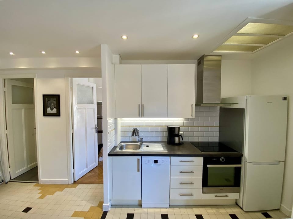 Kitchen or kitchenette, oven, stove