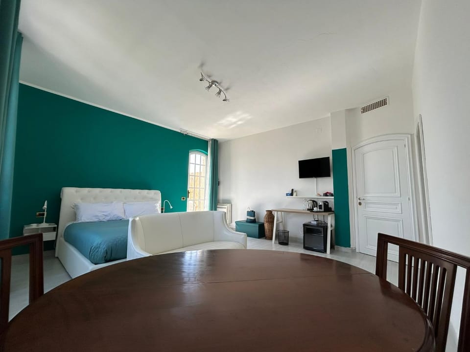 Bed, Photo of the whole room, Seating area, Bedroom