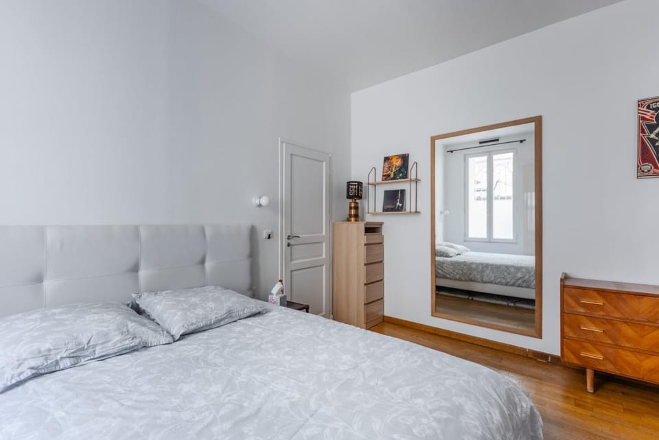 Grand appt 2 Ch proche Champs Elysees Montmartre Apartment in Paris