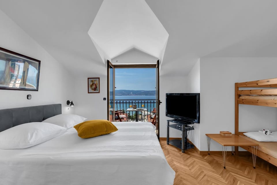 Photo of the whole room, Sea view
