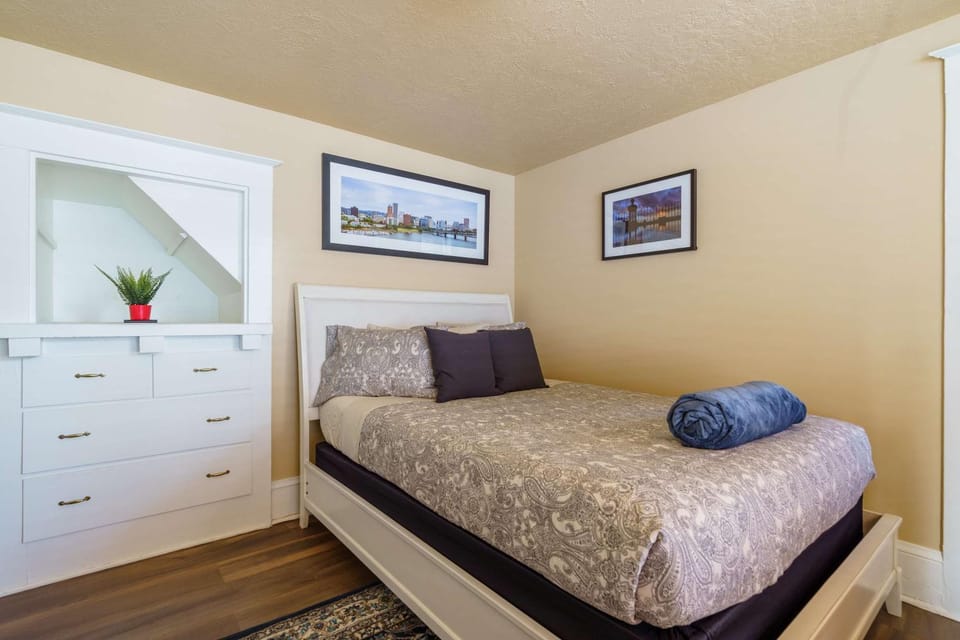 Stay Portland - Heart of Portland! Newly Remodeled, 99 Walk Score House in Portland
