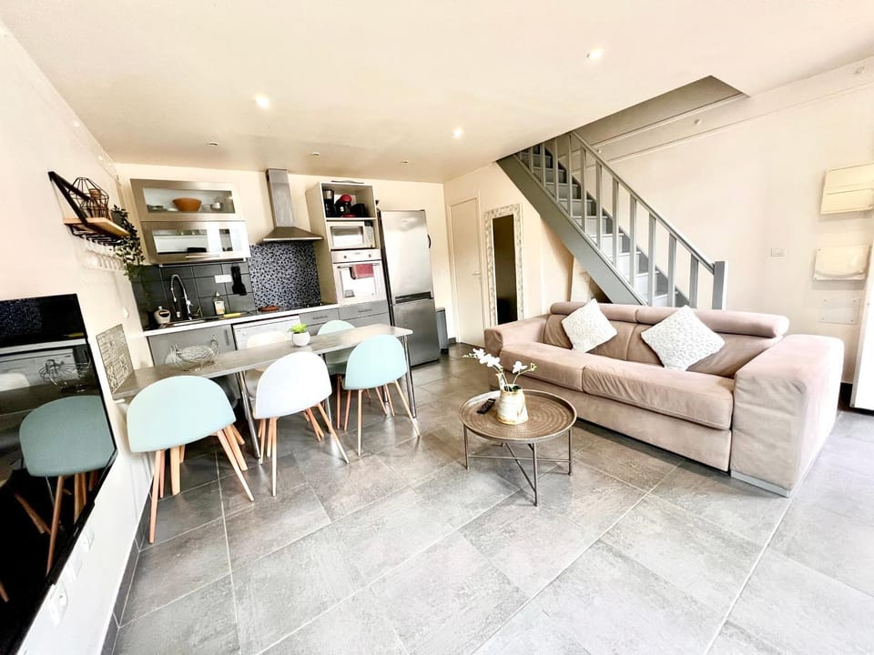 Living room, Seating area, Dining area