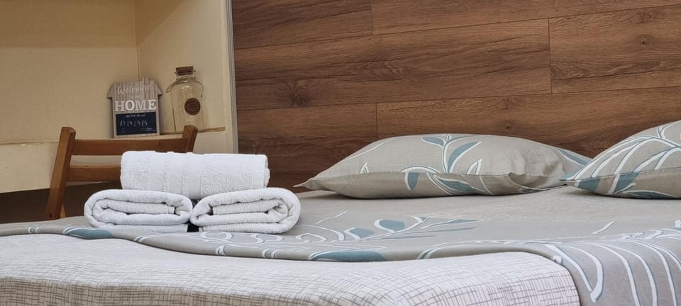 Bed, Bedroom, towels