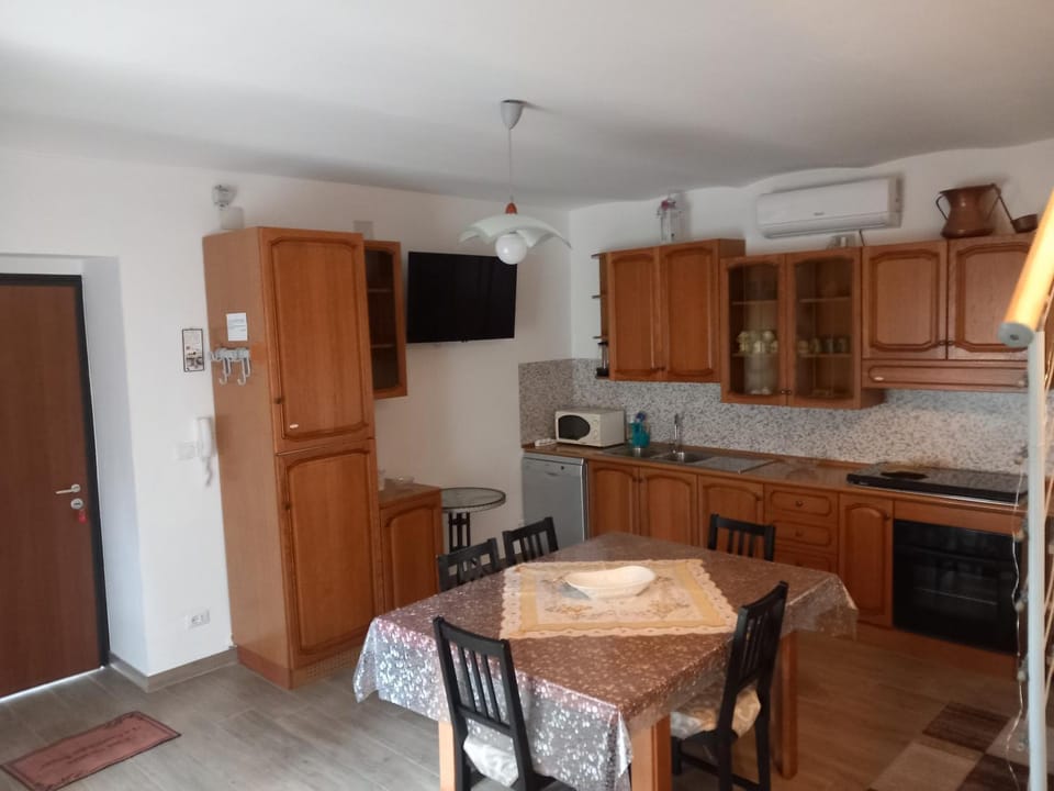 TV and multimedia, Kitchen or kitchenette, Dining area, dishwasher, oven, stove, kitchen