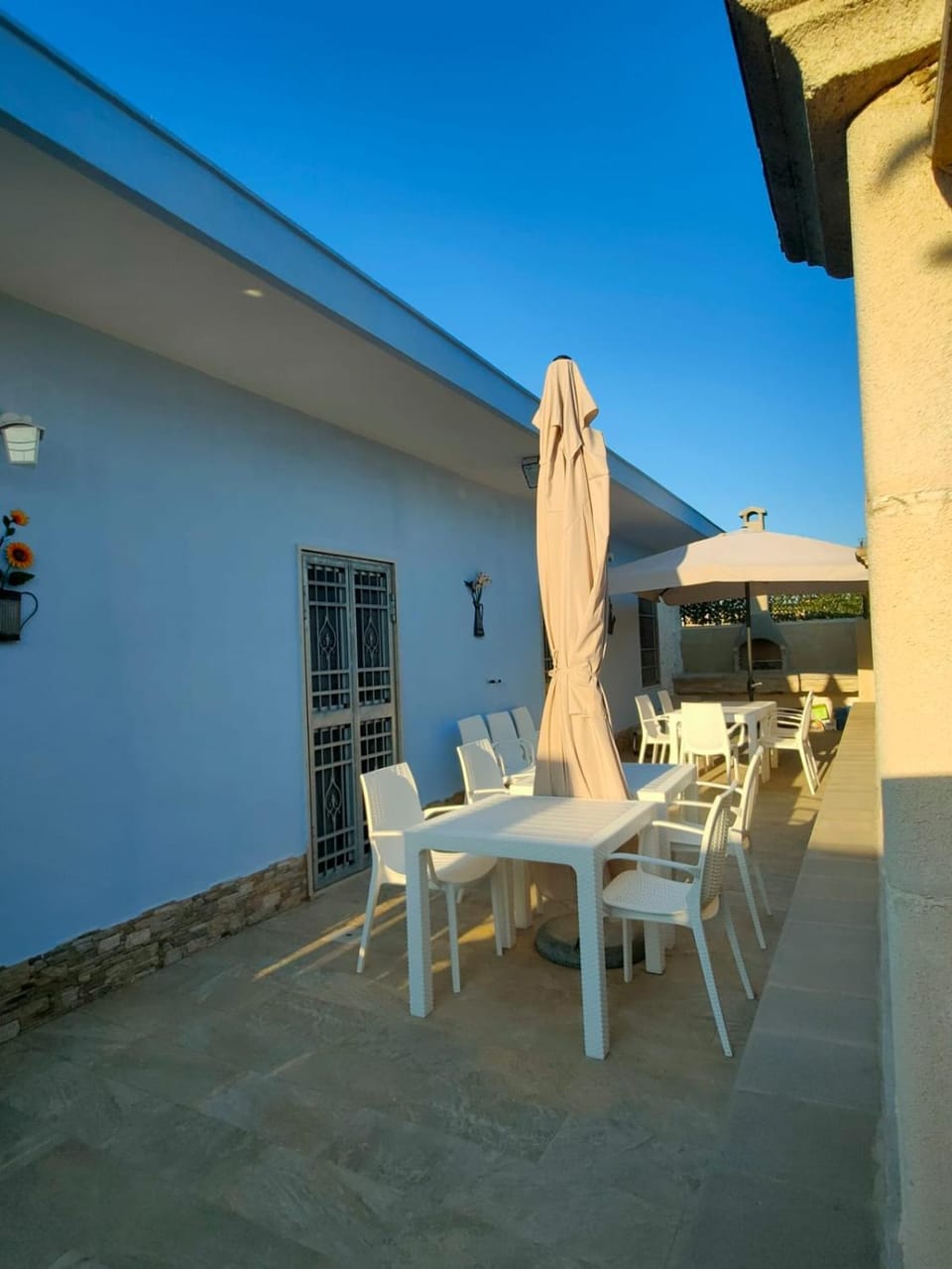 Patio, Day, Dining area, sunbed
