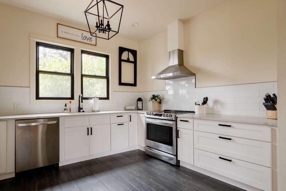 Stay Portland - Fresh Farmhouse Remodel in SE Portland 96BikeScore House in Portland