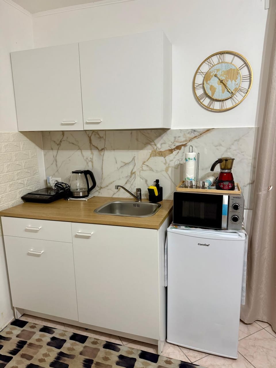 Coffee/tea facilities, Kitchen or kitchenette, microwave, minibar, stove