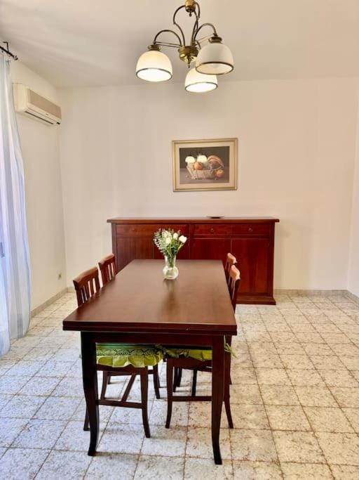 Living room, Seating area, air conditioner