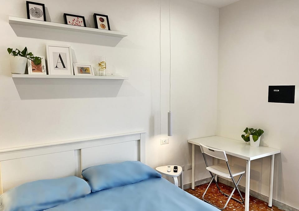 Photo of the whole room, Bedroom