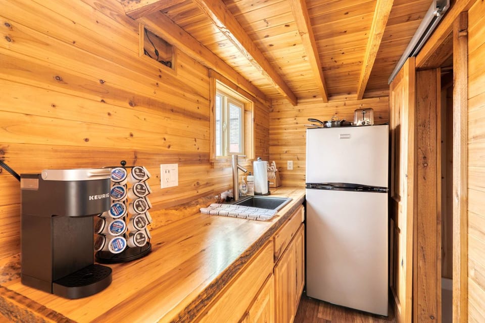 Stay Portland - Tiny Log Cabin - Walk to Local Shops & Eateries Cabin in Portland