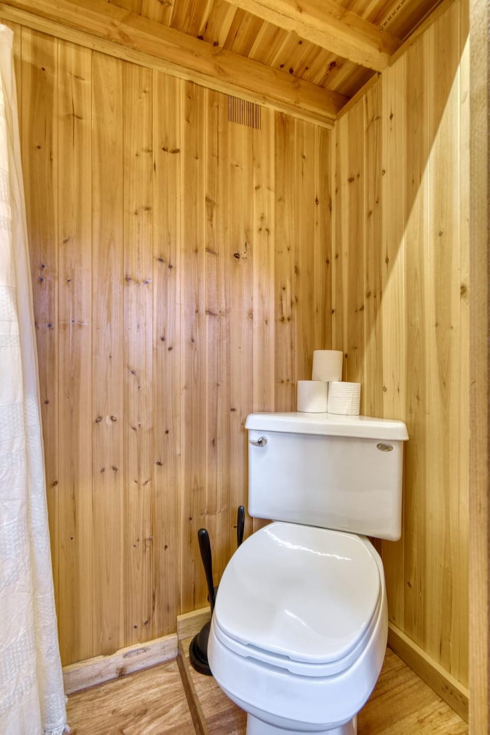 Stay Portland - Tiny Log Cabin - Walk to Local Shops & Eateries Cabin in Portland