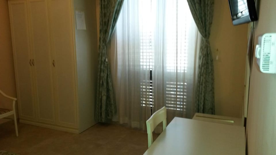 Day, Dining area
