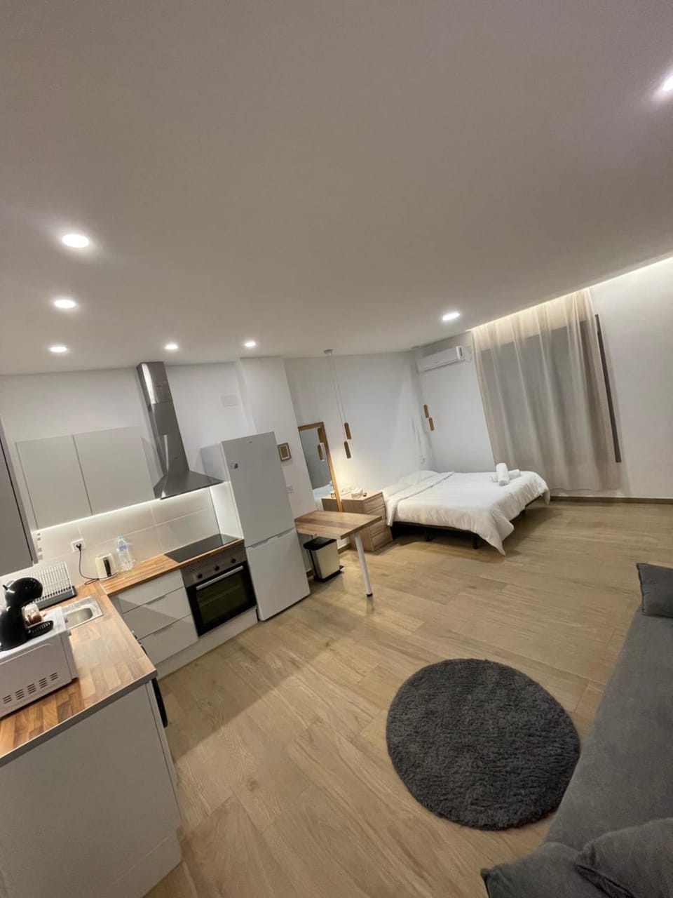 Bed, TV and multimedia, Kitchen or kitchenette, Living room, Seating area, Bedroom