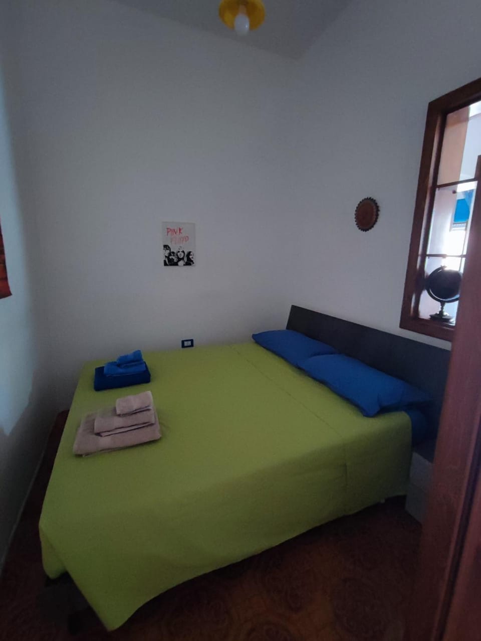Photo of the whole room, Bedroom, towels