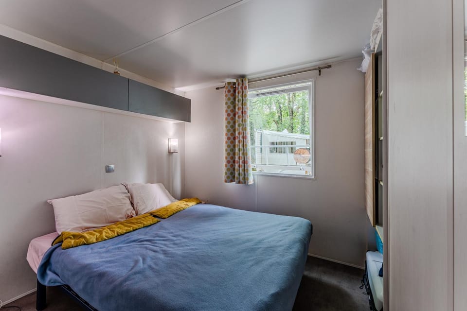 Property building, Living room, Bedroom
